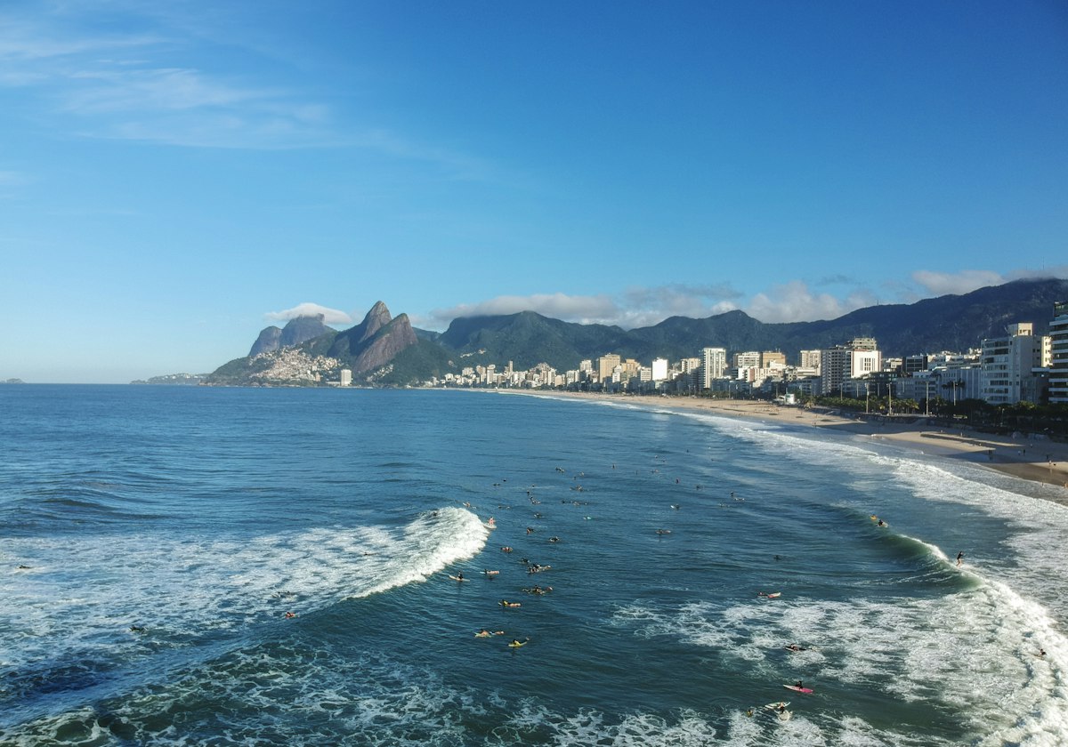 La plage d’Ipanema et le littoral de Rio de Janeiro au Brésil